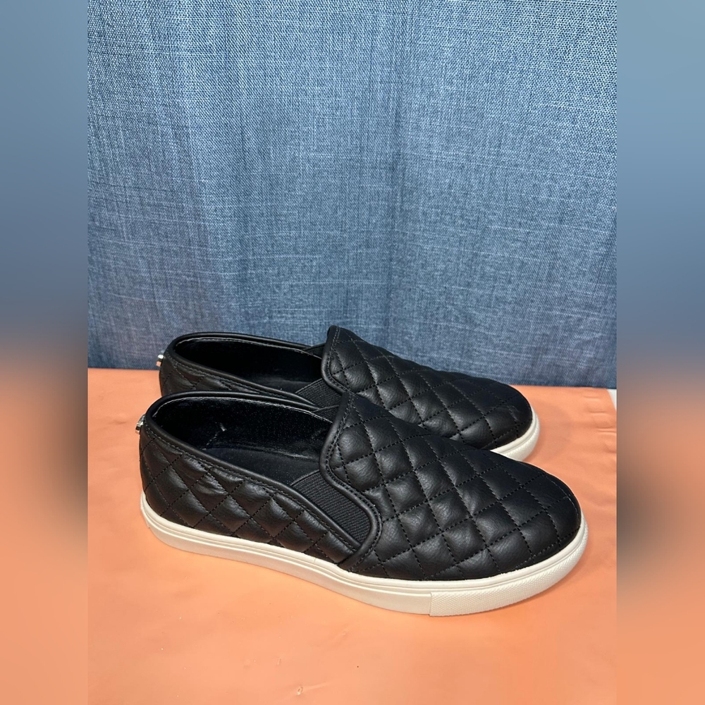 Steve Madden Women Shoes Black Quilt Faux Leather Upper slip on Sneaker Size 6.5